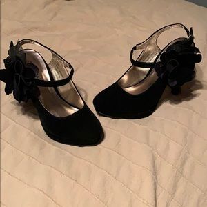 Maurice’s Fiona Flower Velvet pumps